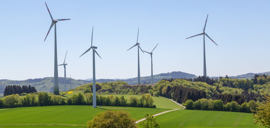 windkraftanlagen auf dem feld windkraftanlagen auf dem feld
