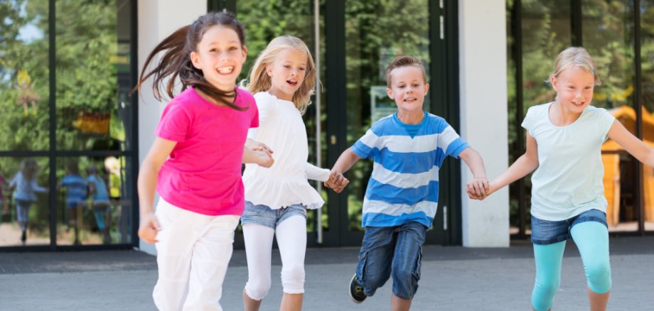 Kinder laufen auf dem Schulhof Kinder laufen auf dem Schulhof